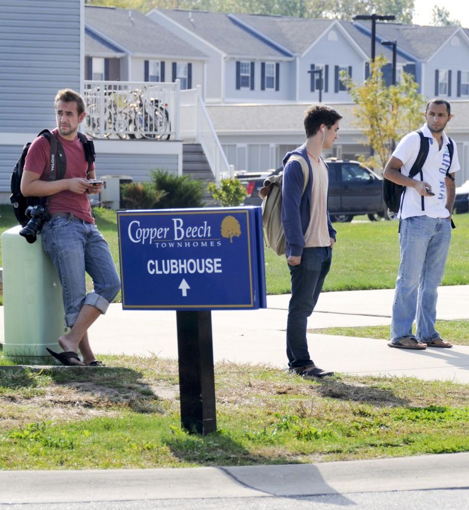 GVL / Nicole Lamson
Students await the bus at Copper Beech