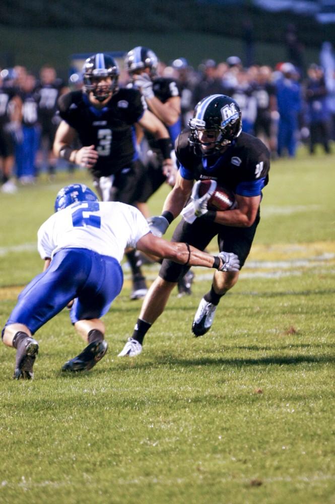 Justin Sherrod evades a tackle.