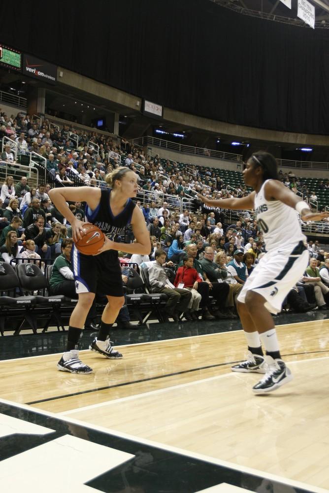 Jessica Trambley scans the court for an open teammate