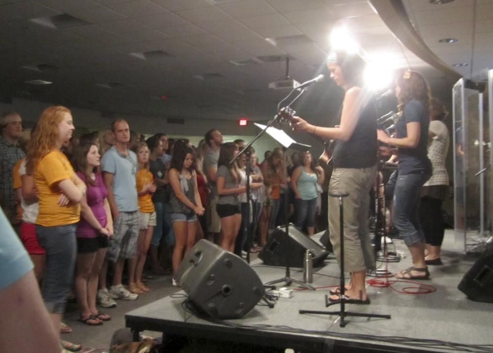 GVL/ Elizabeth Balboa
Students listen and sing along to the band at the Campus Praise Rally put on by Campus Ministry on Monday.