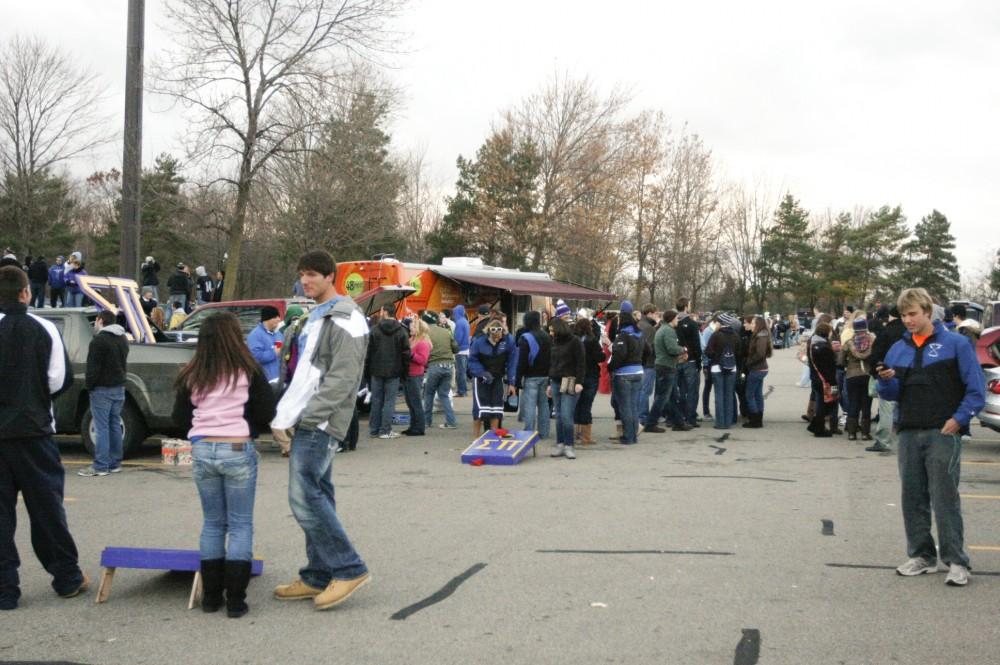 GVL/ Eric Coulter
GVSU students tailgating before a football game.