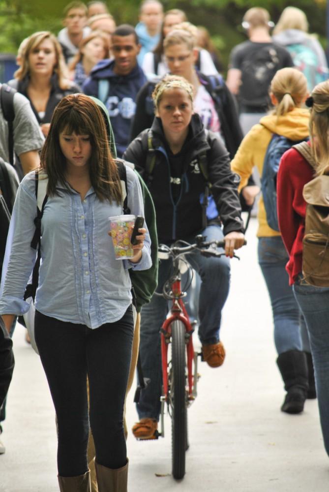 GVL/ Alison Young
A student biker has trouble navigating between walkers on Grand Valley campus.