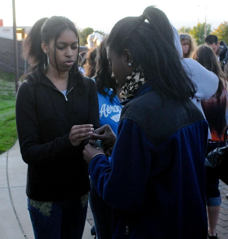 GVL / Eric Coulter
Students gather for a candlelight vigil to support Troy Davis