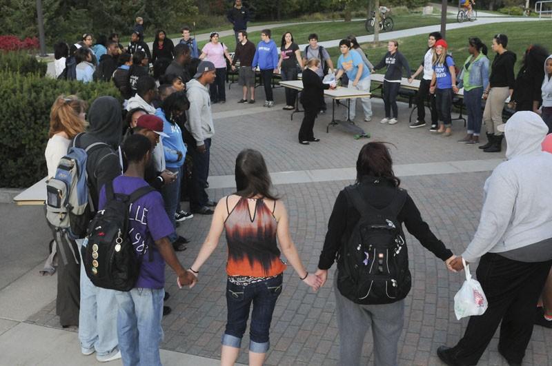 GVL / Eric Coulter
Students gather for a candlelight vigil to support Troy Davis