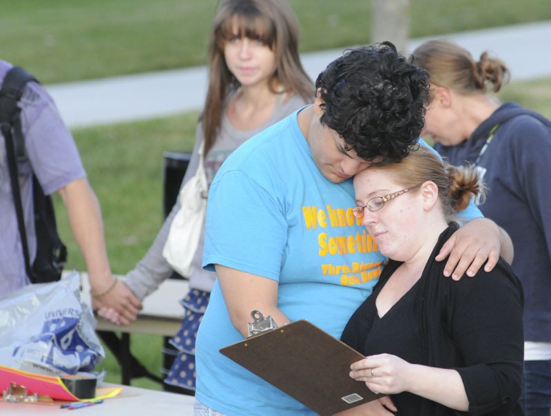 GVL / Eric Coulter
Students gather for a candlelight vigil to support Troy Davis