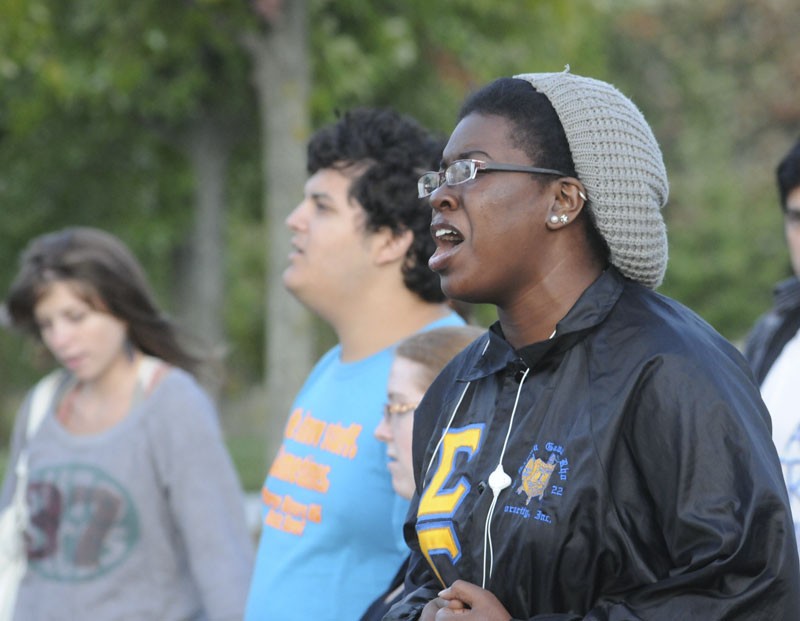 GVL / Eric Coulter
Students gather for a candlelight vigil to support Troy Davis