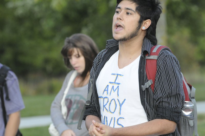 GVL / Eric Coulter
Students gather for a candlelight vigil to support Troy Davis