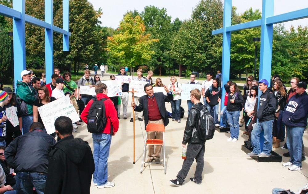 GVL / Any Zentmeyer
Students gather to listen and protest a outspoken preacher that visited the Grand Valley State University campus