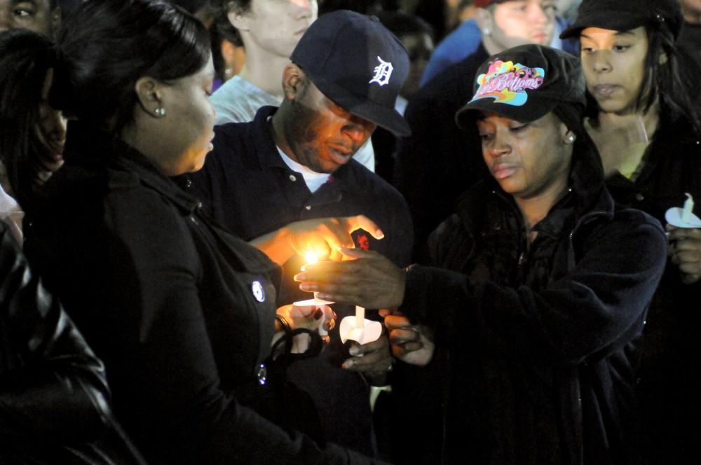 GVL / Eric Coulter
Students gather to mourn the loss of GVSU student Shane Welch at the candle lit vigil