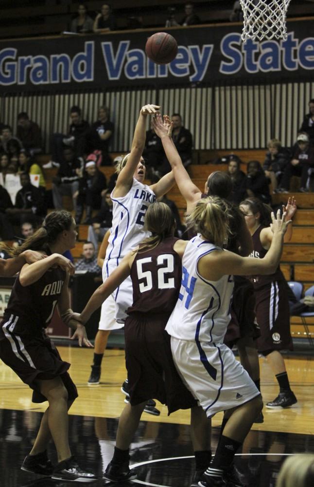 GVL / Robert Mathews / Center Alex Stelfox (20) shooting a jump shot.