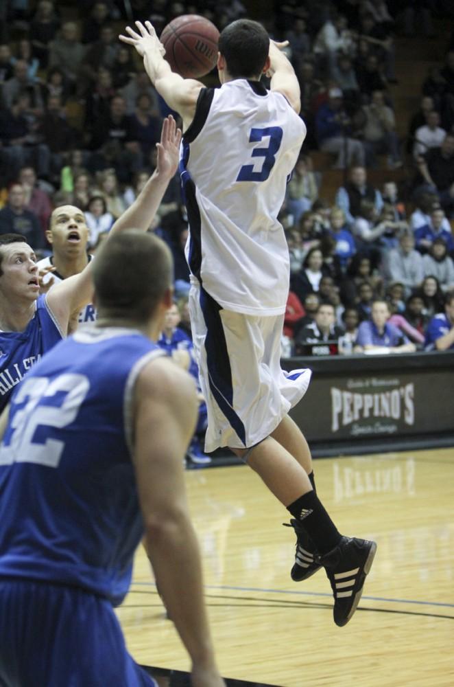 GVL / Robert Mathews
Guard Dan Newell (3) makes a last second pass to a teammate. 