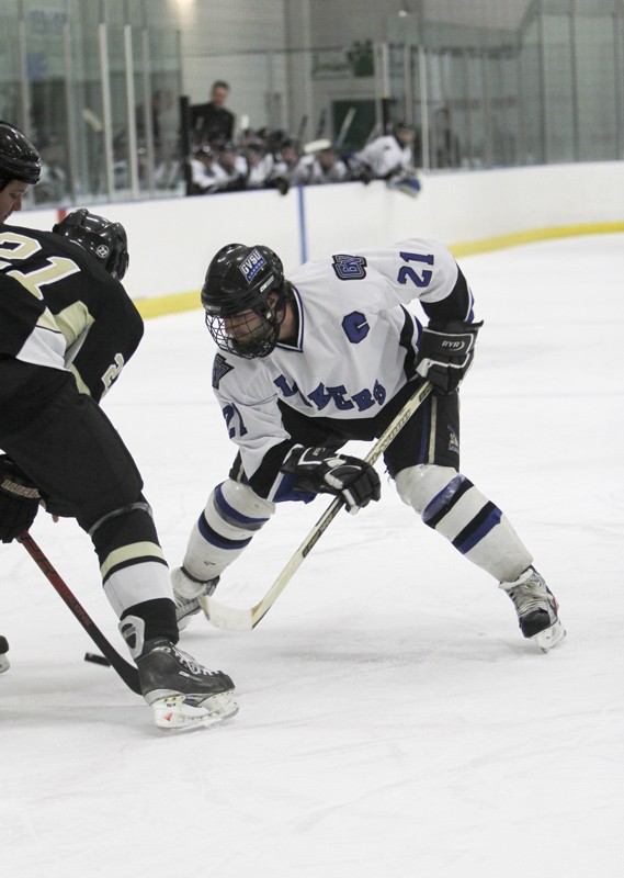 GVL / Robert Mathews
Senior Ryan Welch (21) gets ready for a face-off. 