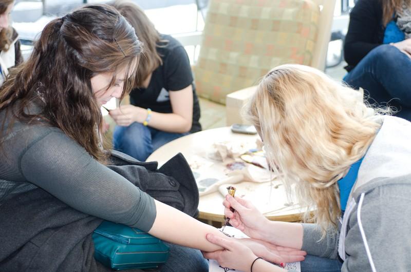 GVL / Bo Anderson
Jessica Holleneck getting a Henna tattoo during Sibs and Kids Weekend at GVSU.