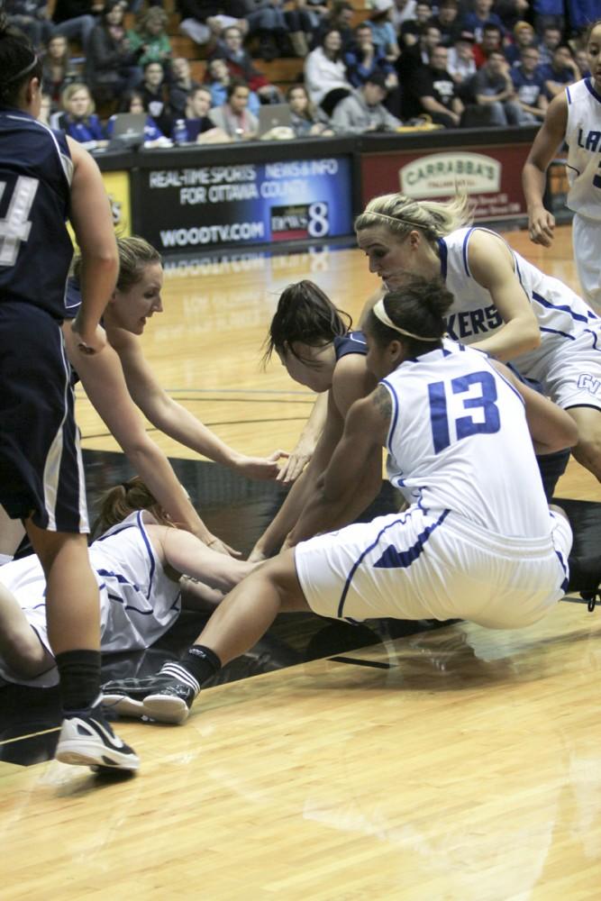 GVL / Robert Mathews
Multiple Lakers attempt to dive for a loose ball. GVSU only had 9 turnovers on the night. 