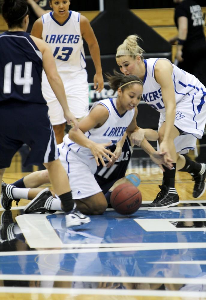 GVL / Robert Mathews
Junior Briauna Taylor hustles for a loose ball against Hillsdale. GVSU was defeated 61-57.