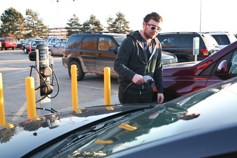 GVL / Eric Coulter
Getting Juiced: GVSU student Jacob Campbell plugs in his car before he heads to class