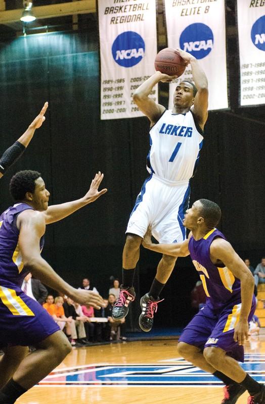 GVL/Amalia Heichelbech
Junior Tyrone Lee (21) driving the ball up the court during the Lakers previous game. 