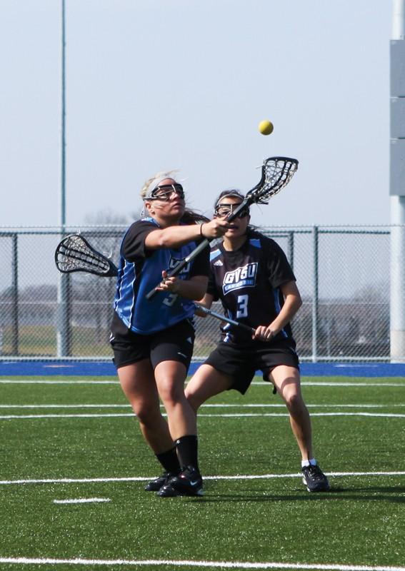 GVL / Robert Mathews
Freshman Rachel Leibovitz shooting against freshman Sam Szegedi