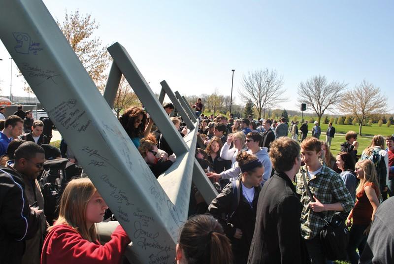 GVL / Allison Young
GVSU students signing the final beam on the new Pew Library.