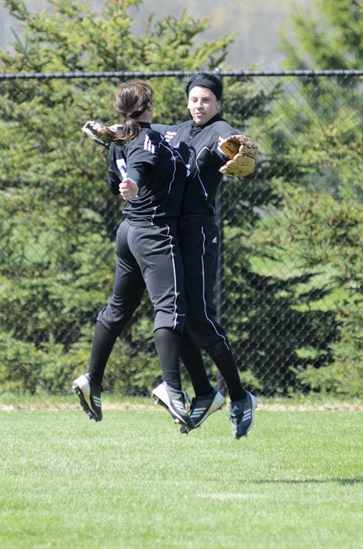 GVL / Bo Anderson

The Laker outfielders prepare for another inning.