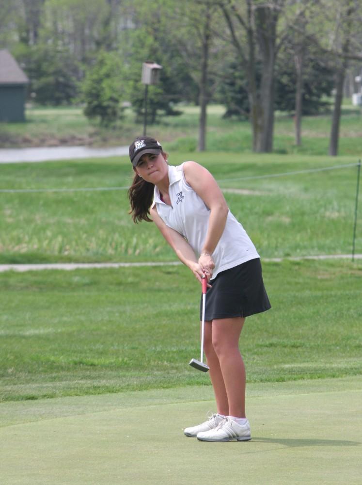GVL ArchiveJunior Ashley Beard follows through a putt. The Womens team finished 7th in the nation