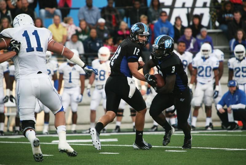 GVL / Robert Mathews 
Heath Parling (12) handing the ball off to Chris Robinson (3).