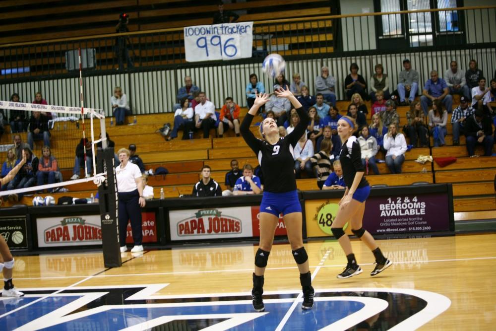 GVL / Eric CoulterSophomore Clair Ruhenkamp sets the ball.