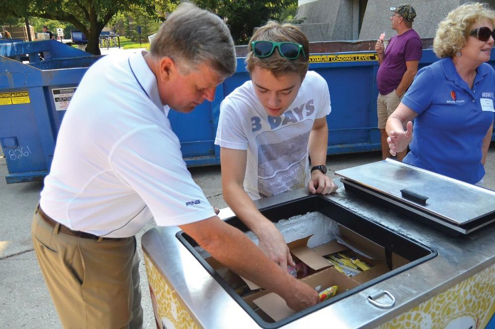 GVL / Nate Kalinowski
President Haas helps freshmen Lyndon Grooters decide which ice cream to pick during move in.