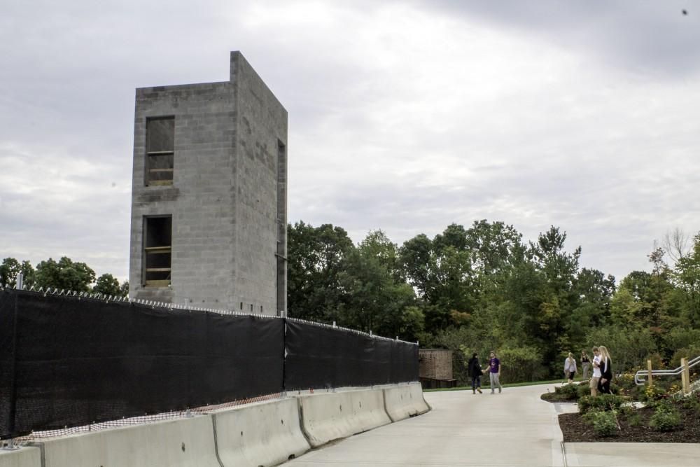 GVL / Sara Carte
Students walk by the contruction of the new living center coming in 2016 on Allendale’s campus, on Thrusday, Septmeber 10, 2015.