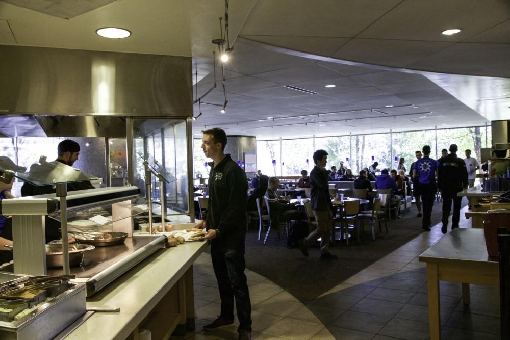 GVL / Sara Carte
Campus Dining prepares meals for lunch at Fresh Cafeteria on Oct. 2.