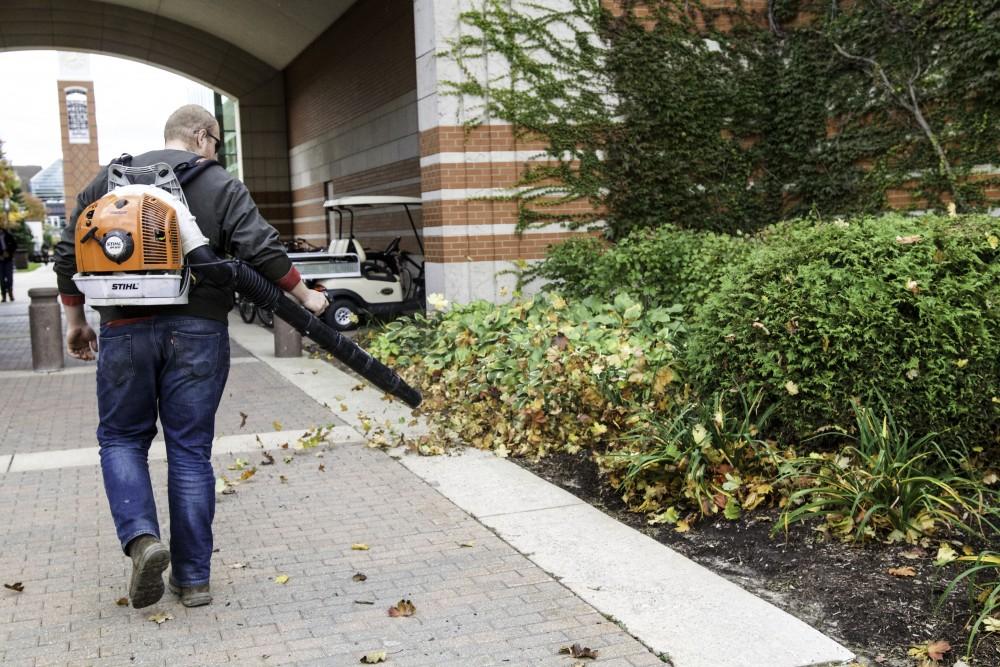 GVL / Sara Carte
Student grounds worker, Caleb Hughes, works maintenance next to Henry Hall on Oct. 14.