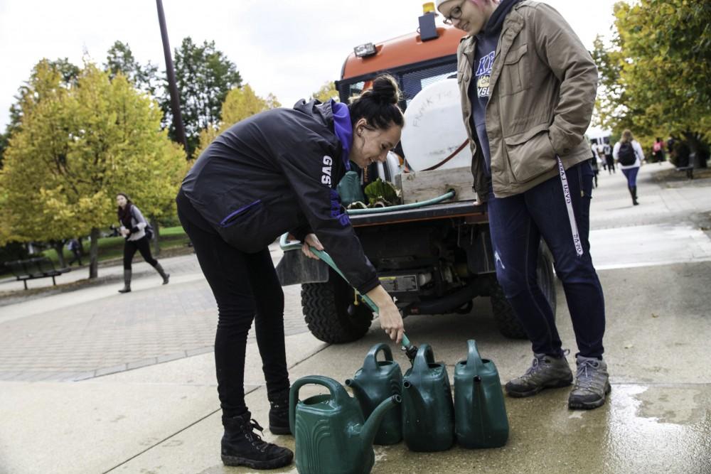 GVL / Sara Carte
Student Grouds workers, Sarah Stanners (left) and Brooke Portwood (right) work maintenance next to the James H. Zumberge building on Oct. 14.