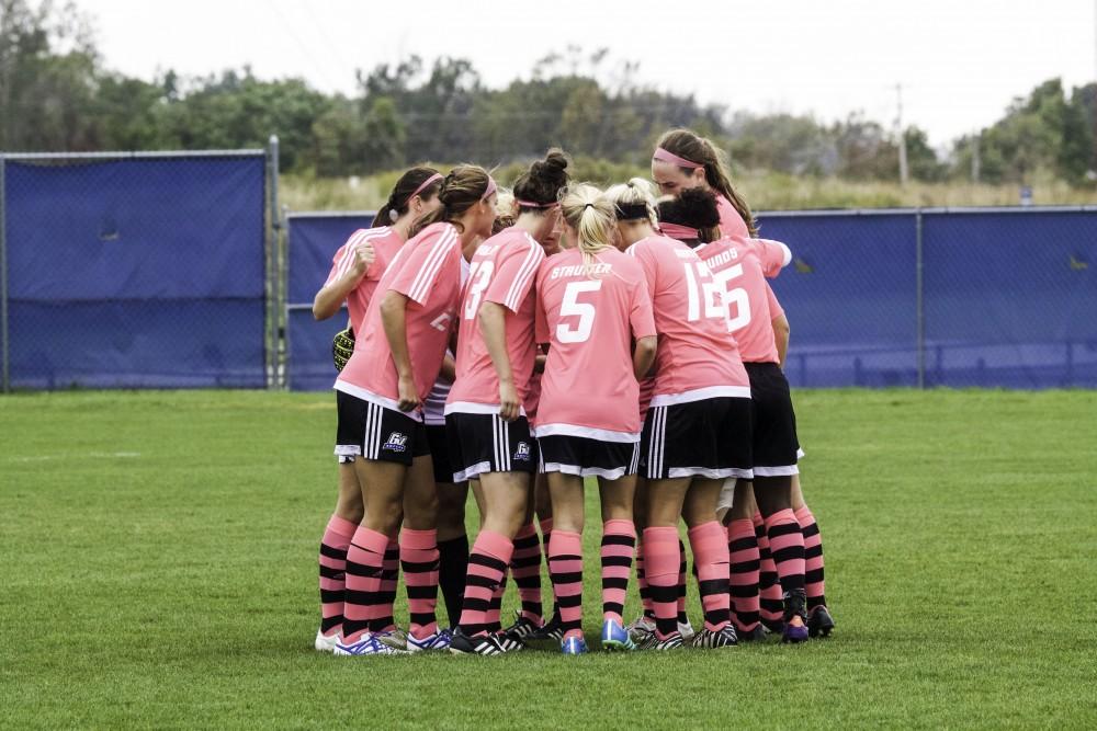 GVL / Sara Carte
Grand Valley’s Women’s Soccer team huddles at halftime against Northwood on Oct. 4.