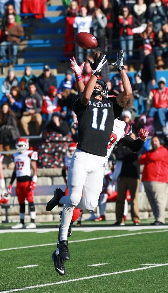 GVL / Kevin Sielaff - Nick Dodson (11) extends and catches a pass.  Grand Valley squares off against SVSU Nov. 14 in Allendale. The Lakers hold on and win with a final score of 24-17.