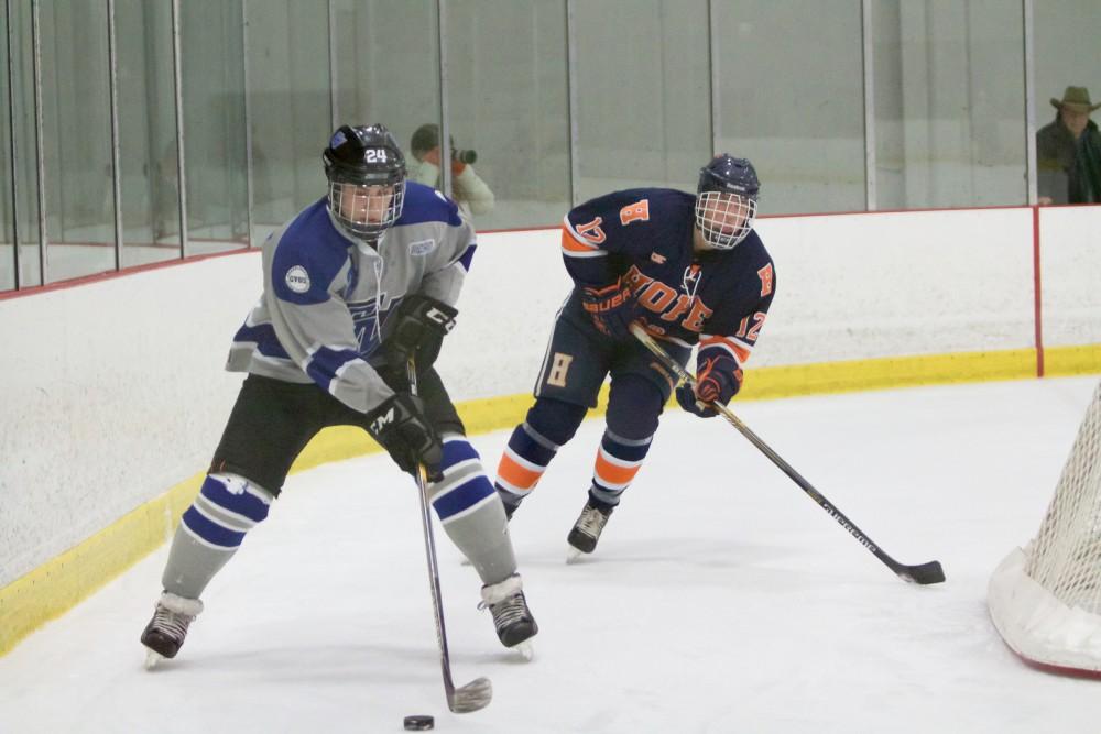 GVL / Sara Carte
Grand Valley Men’s Ice Hockey D3 player, Mitch Kahl, runs the puck down the ice against Hope College at the Georgetown Ice Arena on Jan 16. 