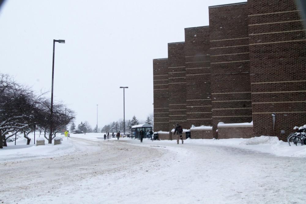 GVL / Sara Carte
Grand Valley students venture out into the cold on Allendale’s campus on Jan. 12.