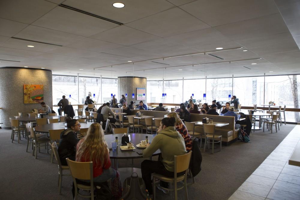 GVL / Sara Carte - Students get lunch in Fresh on Allendale’s campus on Monday, Mar. 28, 2016.