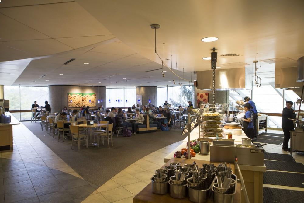 GVL / Sara Carte - Students get lunch in Fresh on Allendale’s campus on Monday, Mar. 28, 2016.