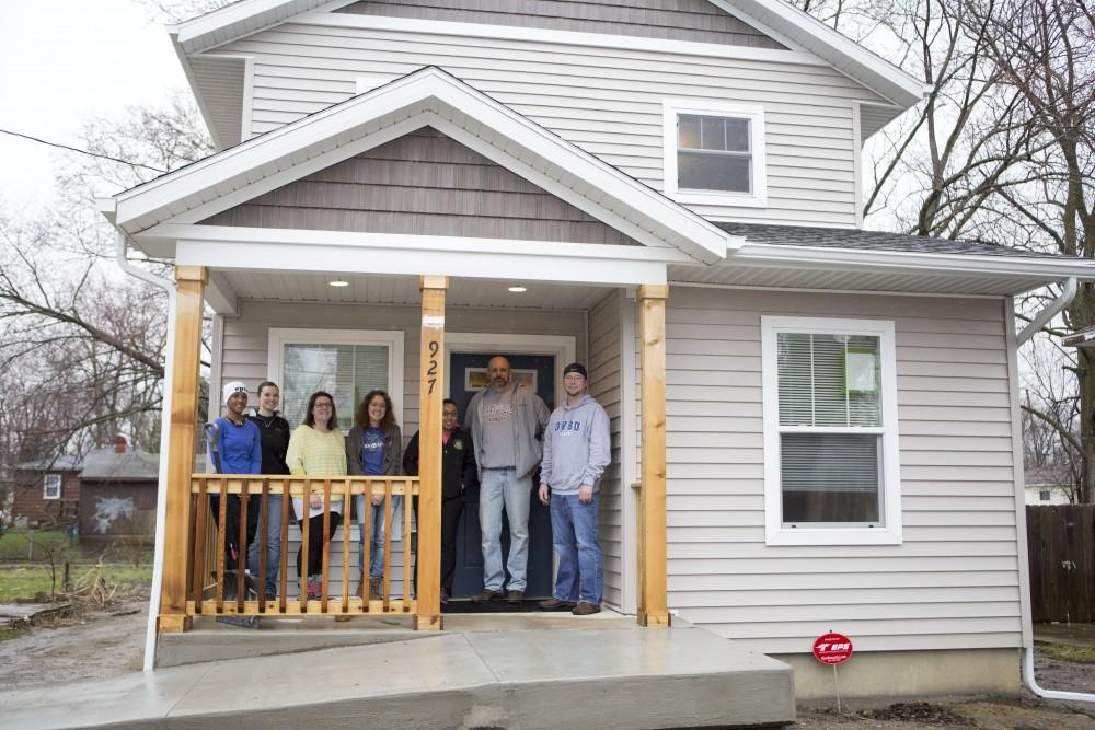 GVL / Sara Carte - Grand Valley students and alumni volunteer for Kent County Habitat for Humanity in Grand Rapids on Thursday, Mar. 24, 2016.