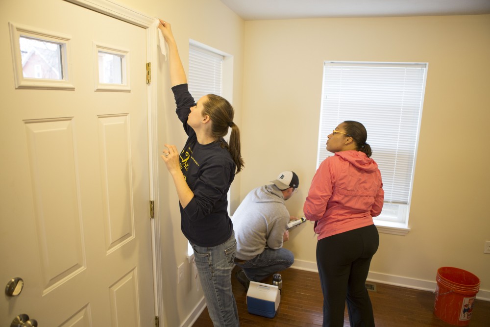 GVL / Sara Carte - Grand Valley students and alumni  volunteer for Kent County Habitat for Humanity in Grand Rapids on Thursday, Mar. 24, 2016.