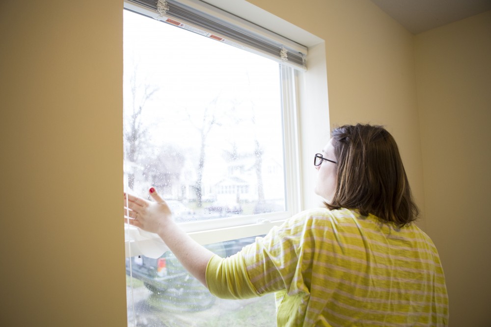 GVL / Sara Carte - Grand Valley alumni and staff member, Stephanie Aikens, volunteers for Kent County Habitat for Humanity in Grand Rapids on Thursday, Mar. 24, 2016.