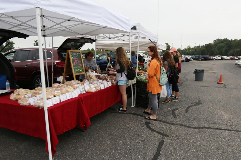 GVL / Luke Holmes - Students buy bread at the Farmers Market in Parking Lot G on Wednesday, Sept. 7, 2016.