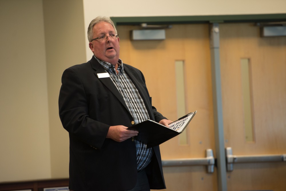 GVL / Luke Holmes - Bob Stoll makes an announcement at the beginning of the meeting. Student Senate held their first meeting of the year in the Pere Marquette Room Thursday, Sep. 1, 2016.