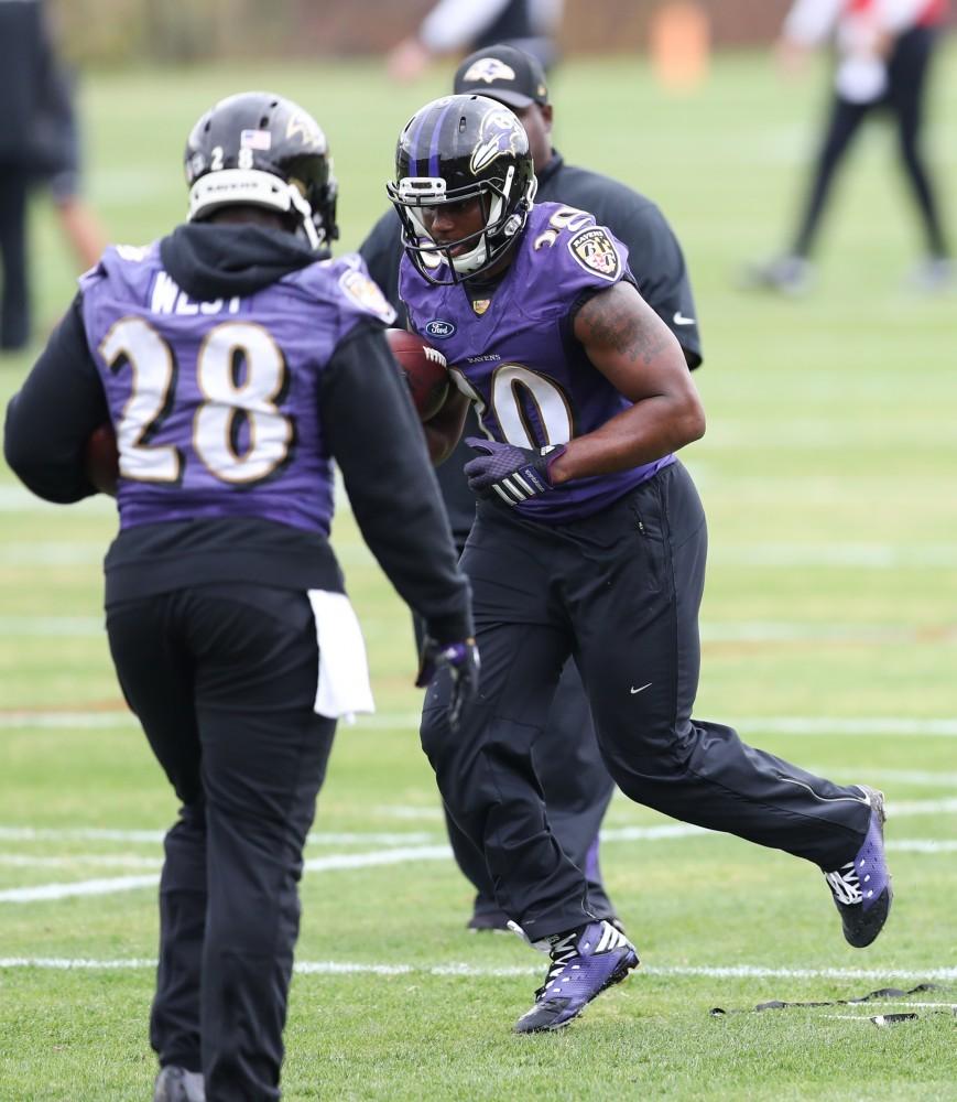 GVL/Kevin Sielaff - Kenneth Dixon (30) practices protecting the football during a Baltimore Ravens practice on Thursday, Nov. 3, 2016 in Baltimore, Maryland. 