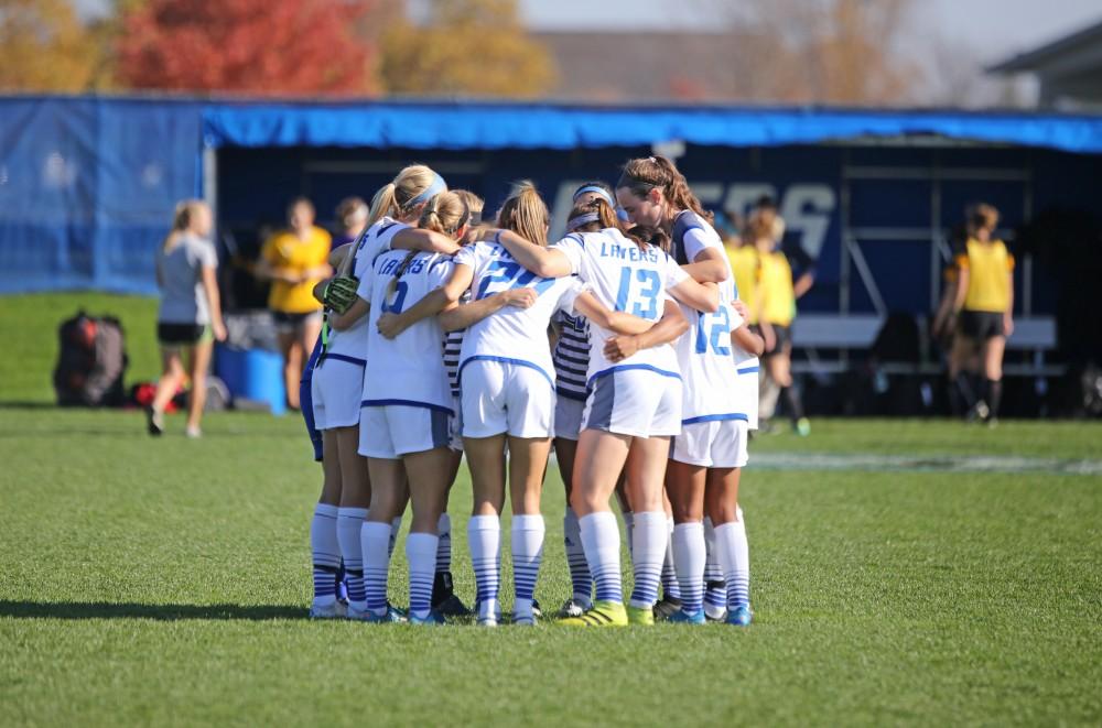 GVL / Emily Frye 
The Lakers before the start of the GLIAC Conference Championship against the Michigan Tech Huskies on Sunday Nov. 6, 2016.