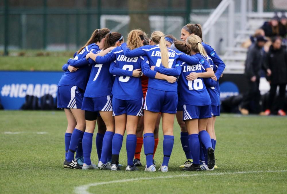 GVL / Emily Frye
The Grand Valley Lakers huddle up before the start of the National Championship finals game on Saturday Dec. 3, 2016.