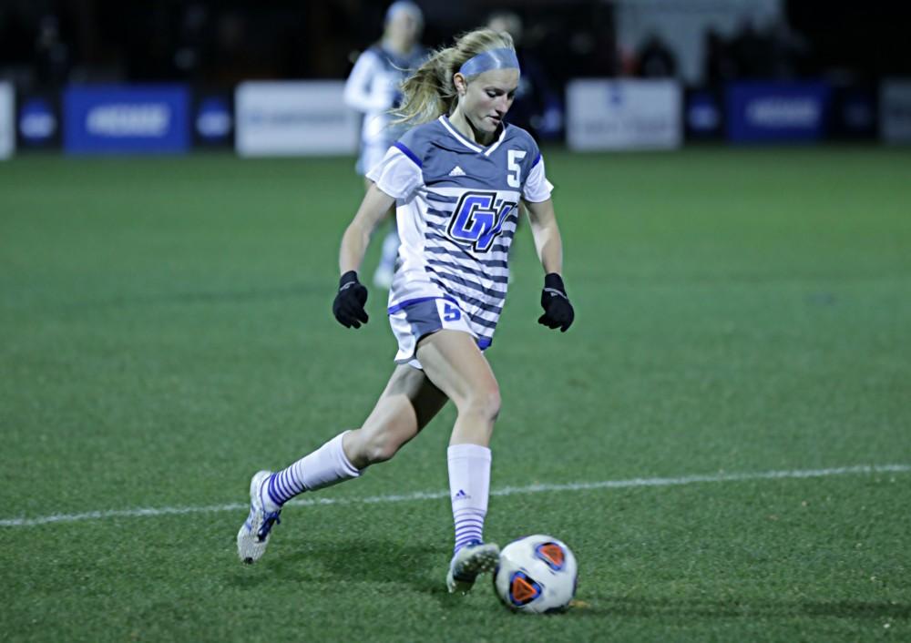 GVL / Emily Frye 
Kendra Stauffer takes the ball down the field during the semi finals on Thursday Dec. 1, 2016. 