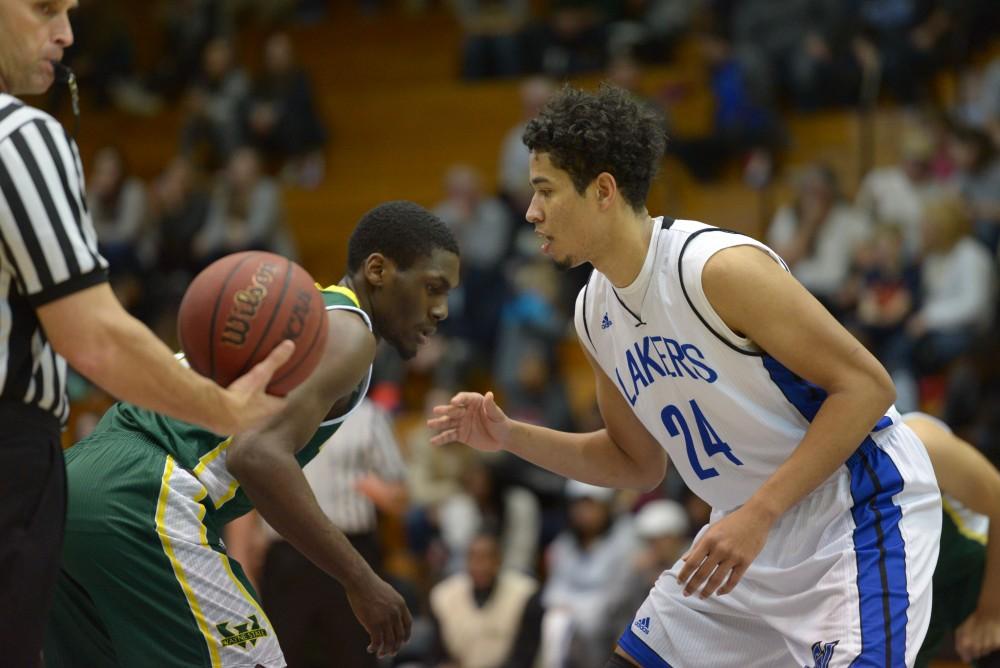 GVL / Luke Holmes - Justin Greason (24) gets ready to fight for the jump ball. GVSU men’s basketball defeated Wayne State University on Thursday, Jan.19, 2017.