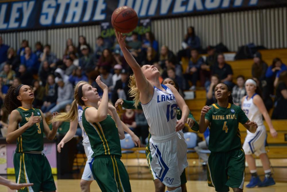 GVL / Luke Holmes - Taylor Lutz (10) goes up for the basket. GVSU Women’s Basketball defeated Wayne State University on Thursday, Jan.19, 2017.