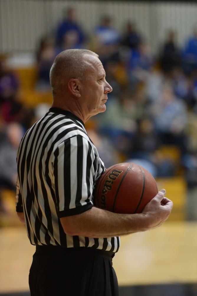 GVL / Luke Holmes - The referee waits to resume play. GVSU Women’s Basketball defeated Wayne State University on Thursday, Jan.19, 2017.